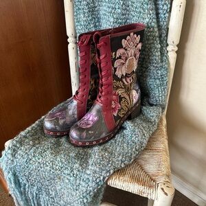 L’Atiste Floral Embroidered Women's Boots